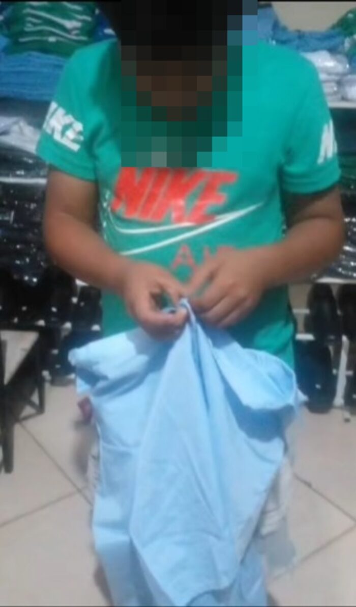 Compra de uniforme escolar para un niño