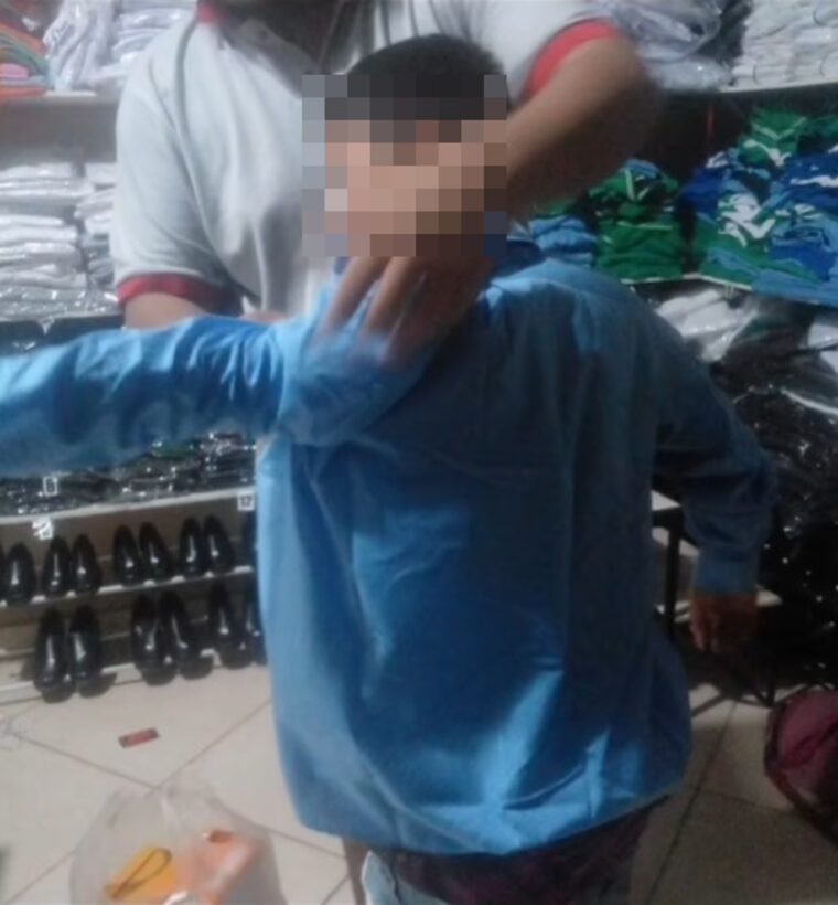 Compra de ropa para un niño en necesidad